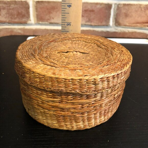 Handwoven Round Natural Seagrass Basket With Lid Artisan - Picture 7 of 7
